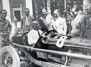 Mussolini al volante di un'Alfa Romeo da competizione