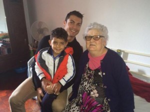 رونالدو مع جدته