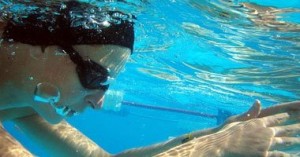 بطلة سباحة تسبح