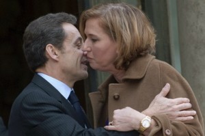 France's President Nicolas Sarkozy kisses Israeli opposition leader Tzipi Livni as she leaves Elysee Palace following a bilateral meeting