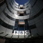 وداعا صوت “هنا لندن “.. تفاعل وحزن لوقف البث الإذاعي لـ”بي بي سي” عربي