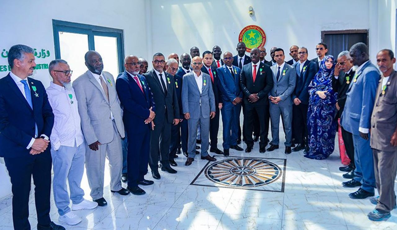 وزير المعادن يوشح مجموعة من أطر وعمال القطاع