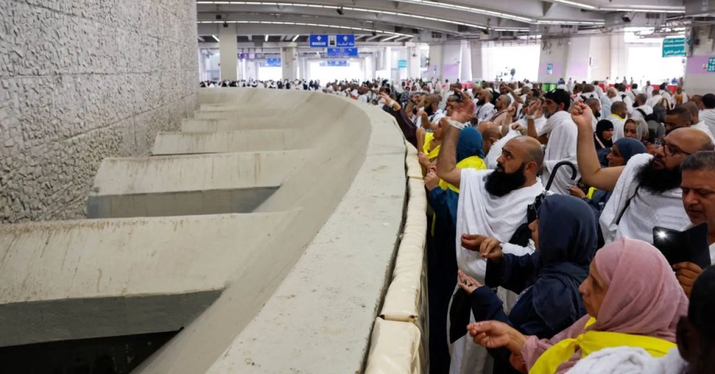 ضيوف الرحمن يؤدون رمي الجمرات ونحر الهدي في أول أيام العيد