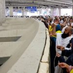 ضيوف الرحمن يؤدون رمي الجمرات ونحر الهدي في أول أيام العيد