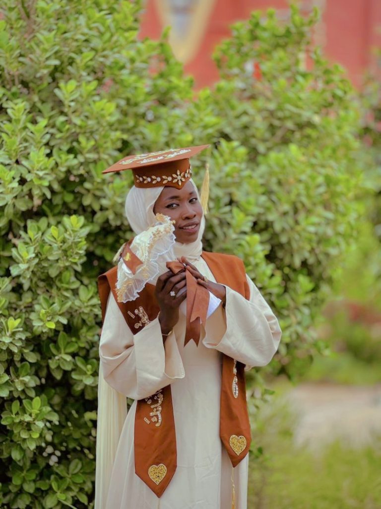 طالبة موريتانية تتميز وتحطم الارقام في أحد المراكز الجامعية الجزائرية ( صورة)